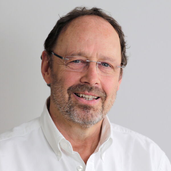 Porträt von Dr. Hartmut Schröder, erfahrenem Gefäßchirurgen und Leiter des Ärzteteams.